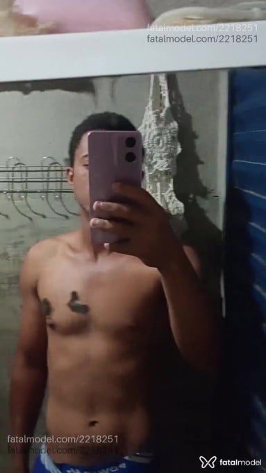 Acompanhante homem com cabelo castanho de olhos castanhos - Romario Acompanhante homem com cabelo castanho de olhos castanhos - Romario