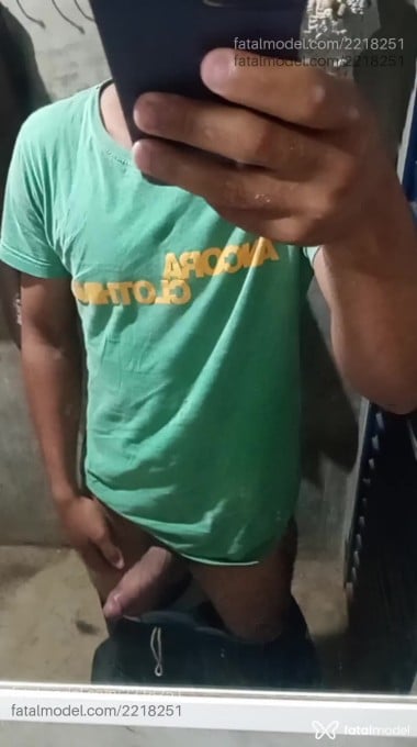 Acompanhante homem com cabelo castanho de olhos castanhos - Romario Acompanhante homem com cabelo castanho de olhos castanhos - Romario