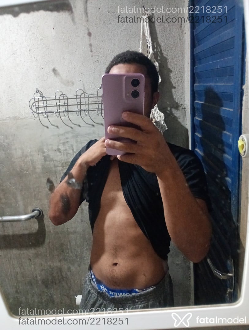 Acompanhante homem com cabelo castanho de olhos castanhos - Romario Acompanhante homem com cabelo castanho de olhos castanhos - Romario