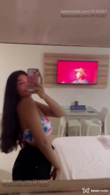 Acompanhante mulher morena (o) de olhos castanhos - Yally