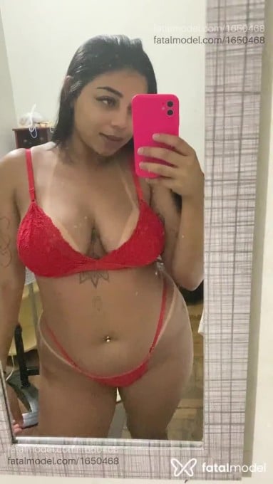 Acompanhante mulher morena (o) de olhos pretos - Mia Acompanhante mulher morena (o) de olhos pretos - Mia