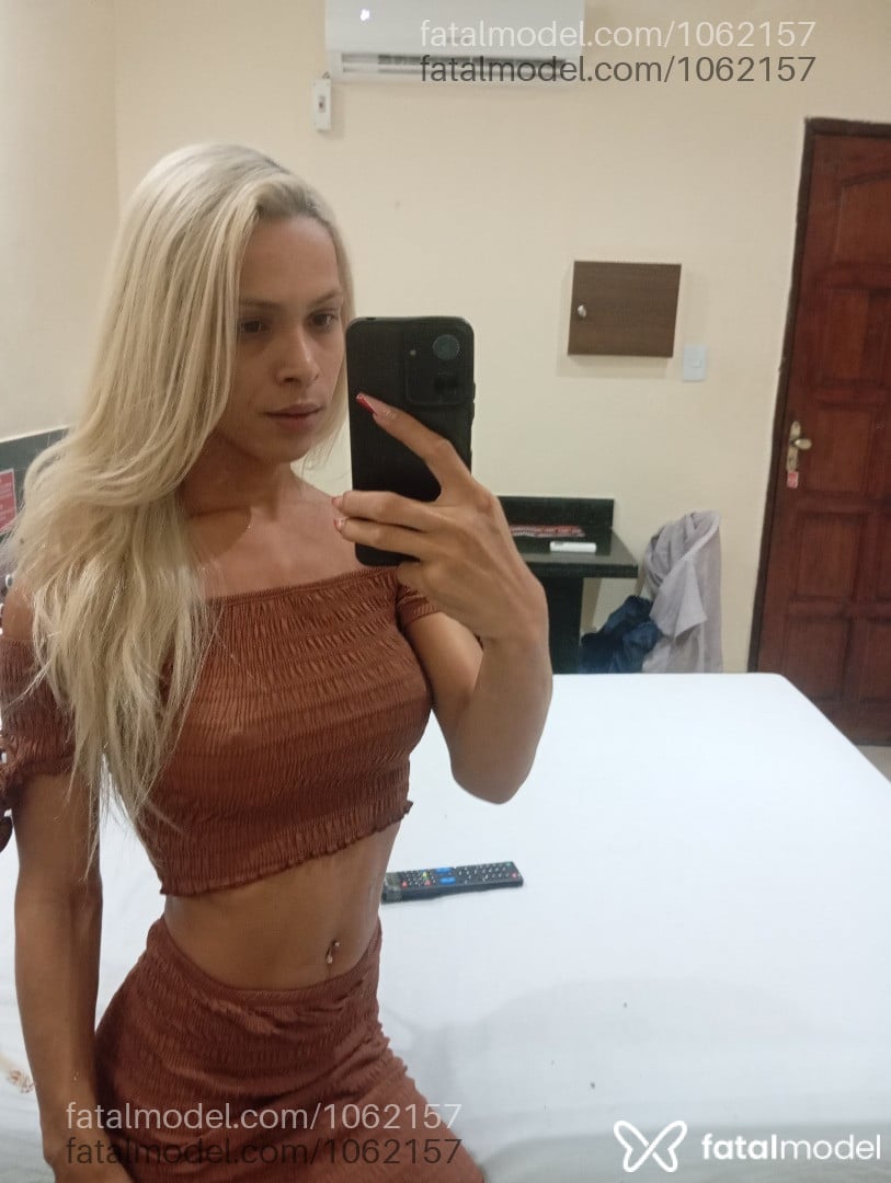 Acompanhante mulher trans com cabelo colorido de olhos castanhos em João Pessoa - Myrella