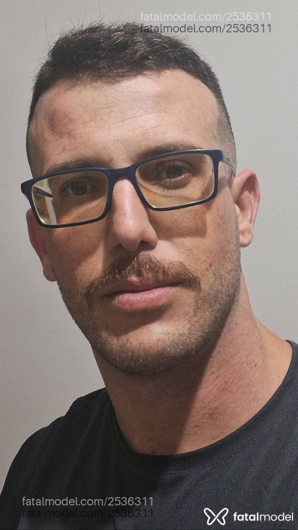 Acompanhante homem com cabelo castanho de olhos verdes - César Nero