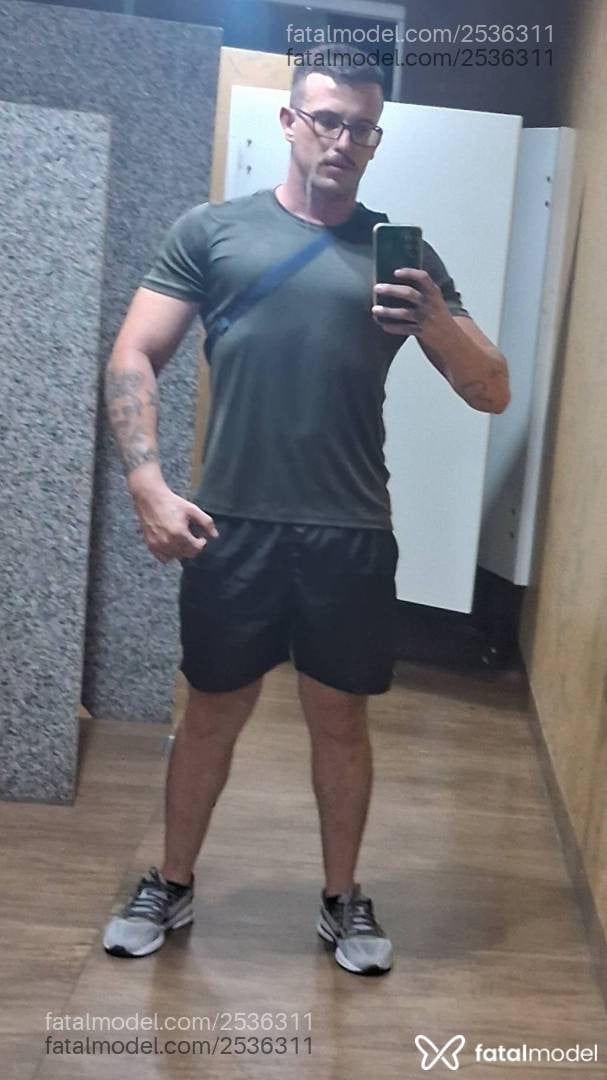Acompanhante homem com cabelo castanho de olhos verdes - César Nero