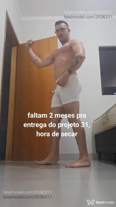 Acompanhante homem com cabelo castanho de olhos verdes - César Nero