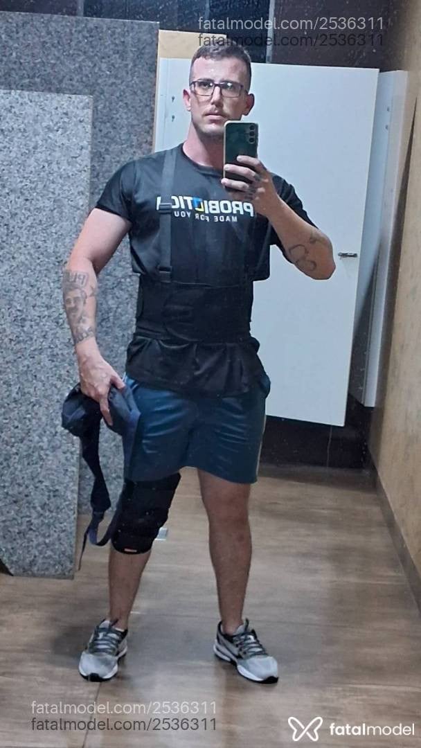 Acompanhante homem com cabelo castanho de olhos verdes - César Nero