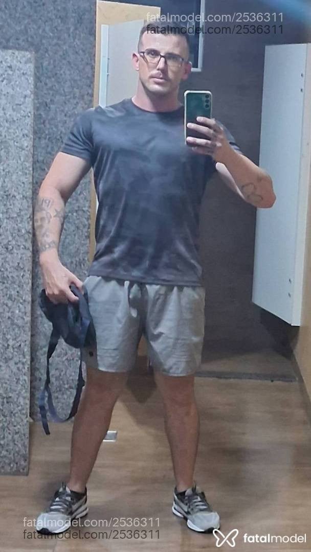 Acompanhante homem com cabelo castanho de olhos verdes - César Nero