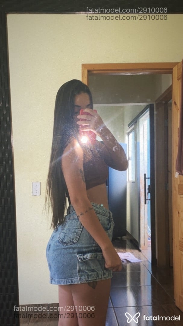 Acompanhante mulher morena (o) de olhos castanhos em Virtual Acompanhante mulher morena (o) de olhos castanhos em Virtual - Izabel