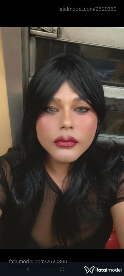Acompanhante mulher trans com cabelo castanho de olhos verdes em Campo Bom - Emily Martins