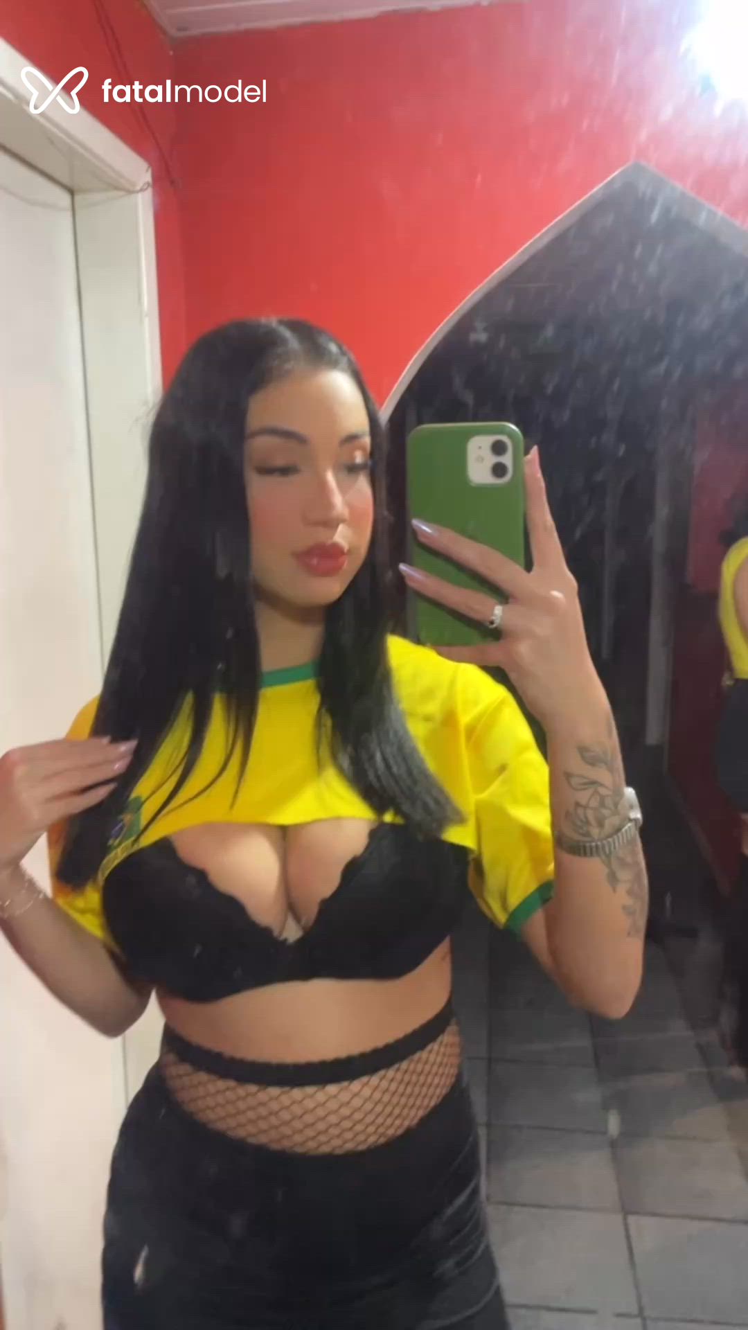 Acompanhante mulher morena (o) de olhos verdes - Vicky Martins