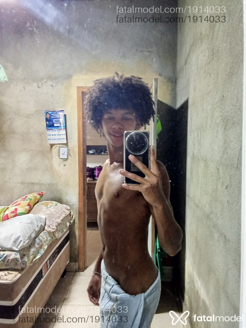Acompanhante homem com cabelo castanho de olhos mel - Borboleta