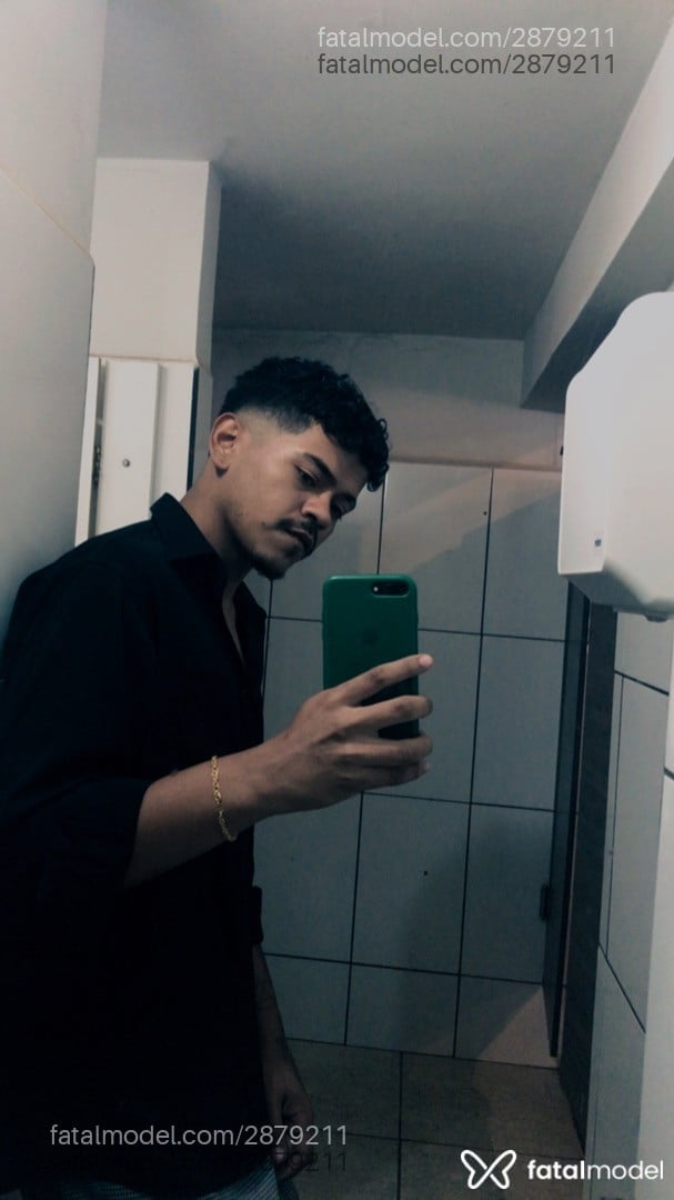 Acompanhante homem com cabelo castanho de olhos pretos - Zafir Acompanhante homem com cabelo castanho de olhos pretos - Zafir
