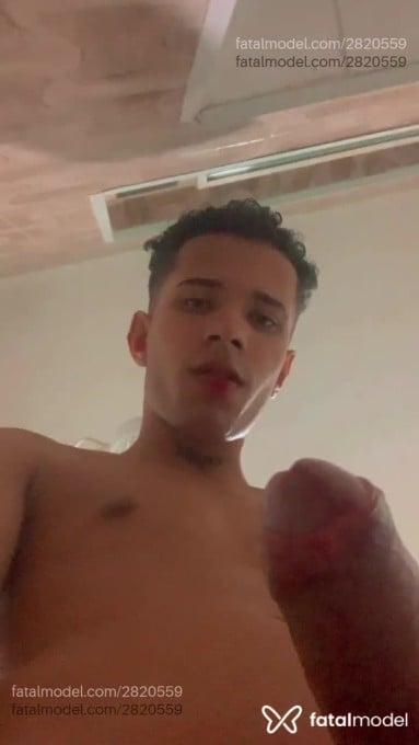 Acompanhante homem com cabelo castanho de olhos verdes em Osasco - Kaike Sanches