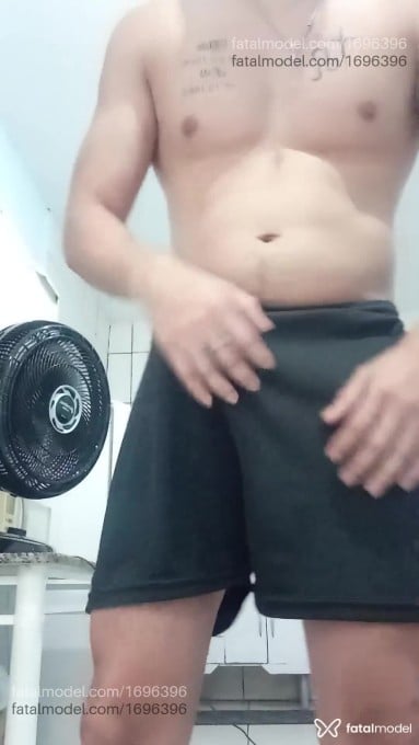Acompanhante homem com cabelo castanho de olhos castanhos em Araçatuba Acompanhante homem com cabelo castanho de olhos castanhos em Araçatuba - Crowley