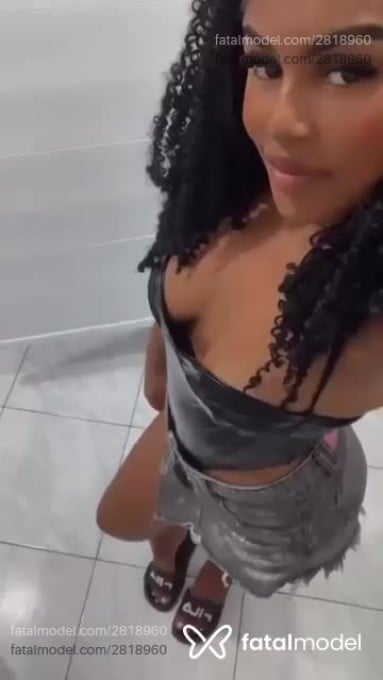 Acompanhante mulher morena (o) de olhos castanhos - Mirella Acompanhante mulher morena (o) de olhos castanhos - Mirella