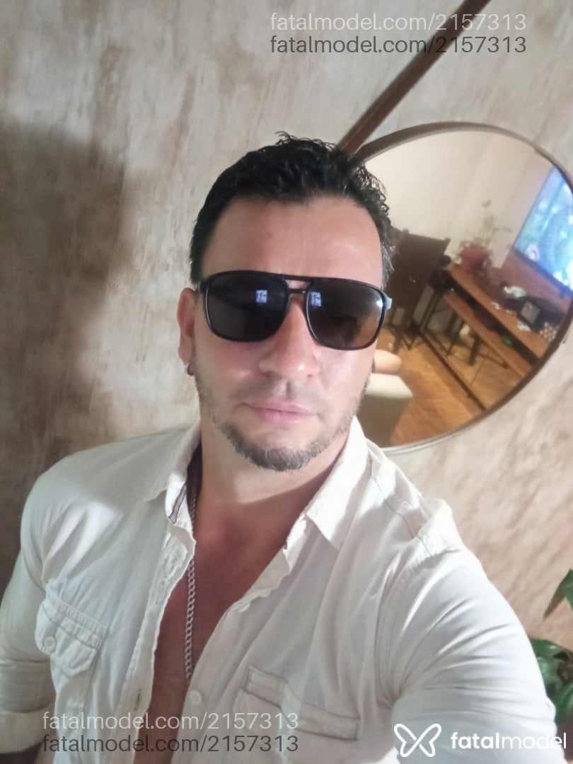 Acompanhante homem com cabelo castanho de olhos castanhos - Robert Acompanhante homem com cabelo castanho de olhos castanhos - Robert