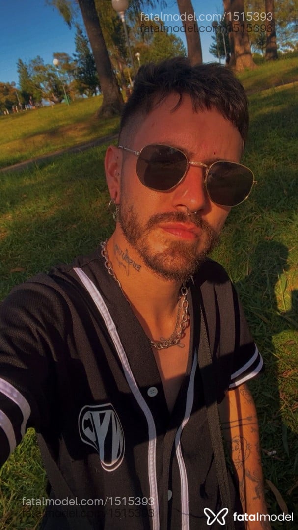 Acompanhante homem com cabelo castanho de olhos castanhos em Ponta Grossa Acompanhante homem com cabelo castanho de olhos castanhos em Ponta Grossa - Pietro