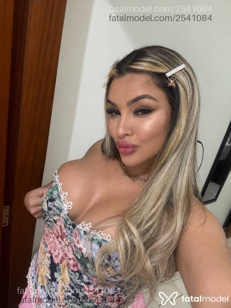 Acompanhante mulher loira (o) de olhos castanhos - Maju