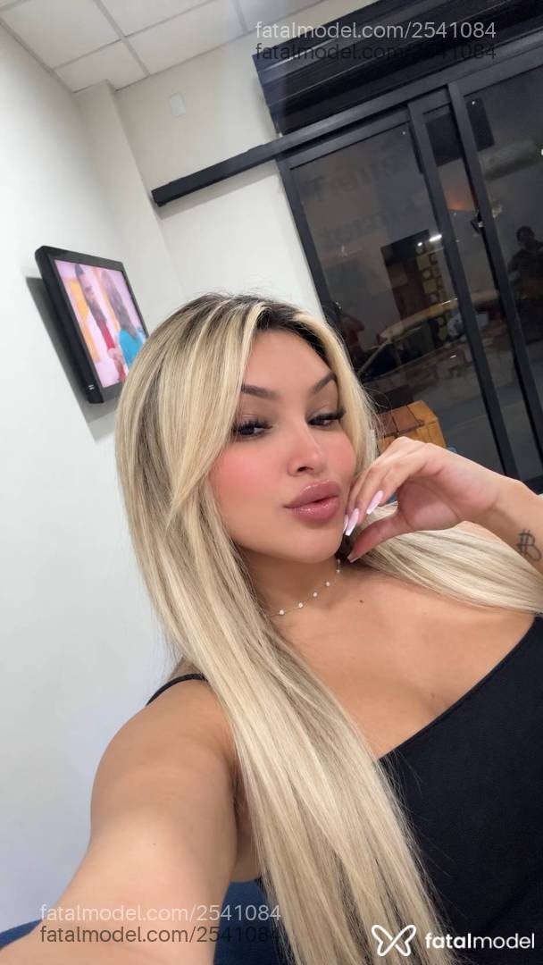 Acompanhante mulher loira (o) de olhos castanhos - Maju