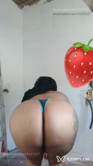 Acompanhante mulher trans com cabelo grisalho de olhos pretos em Juiz de Fora - Moranguinha