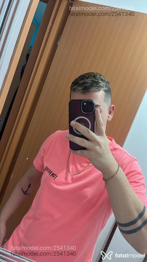 Acompanhante homem com cabelo castanho de olhos castanhos em São Leopoldo Acompanhante homem com cabelo castanho de olhos castanhos em São Leopoldo - Theo Allabrant