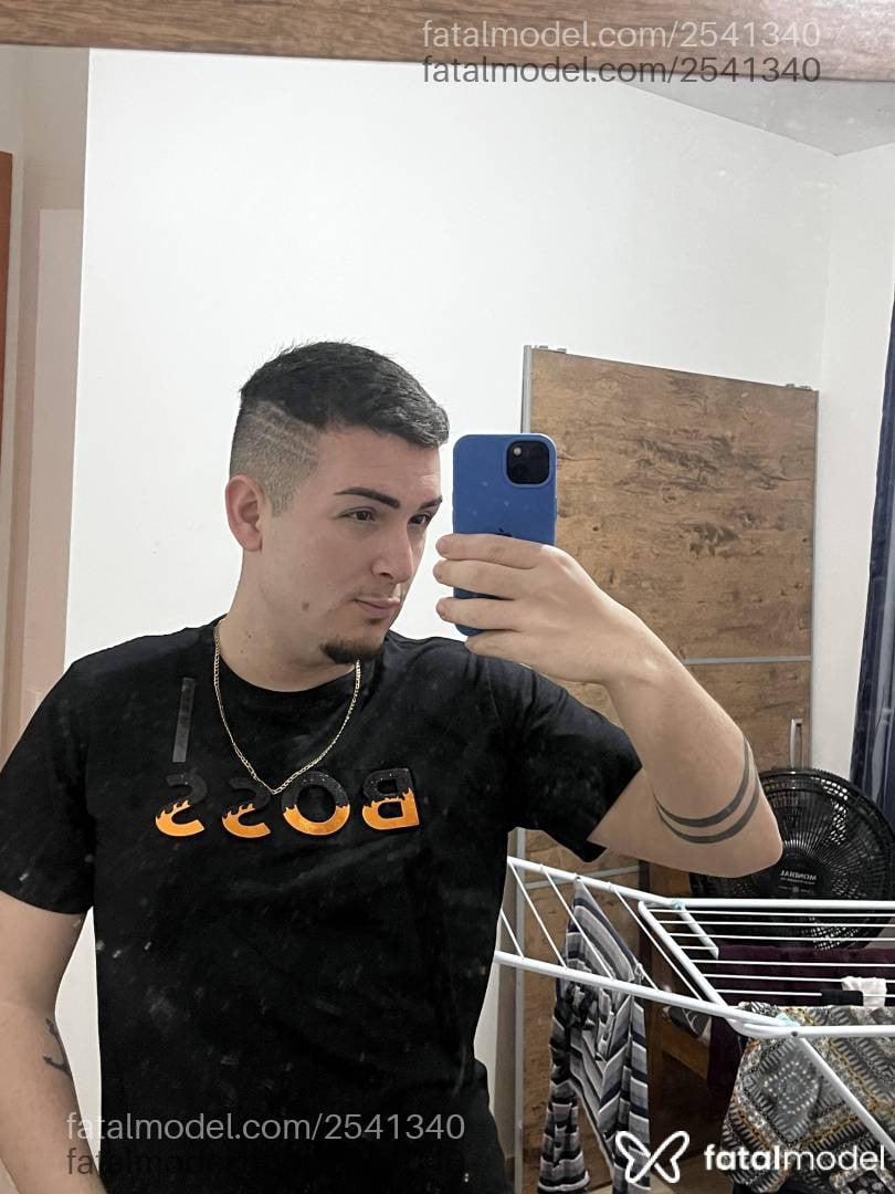 Acompanhante homem com cabelo castanho de olhos castanhos em São Leopoldo Acompanhante homem com cabelo castanho de olhos castanhos em São Leopoldo - Theo Allabrant