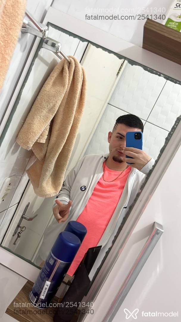 Acompanhante homem com cabelo castanho de olhos castanhos em São Leopoldo Acompanhante homem com cabelo castanho de olhos castanhos em São Leopoldo - Theo Allabrant