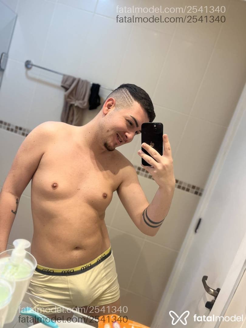 Acompanhante homem com cabelo castanho de olhos castanhos em São Leopoldo Acompanhante homem com cabelo castanho de olhos castanhos em São Leopoldo - Theo Allabrant