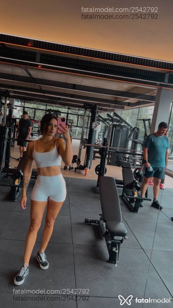 Acompanhante mulher com cabelo castanho de olhos castanhos - Laura Pinheiro Acompanhante mulher com cabelo castanho de olhos castanhos - Laura Pinheiro