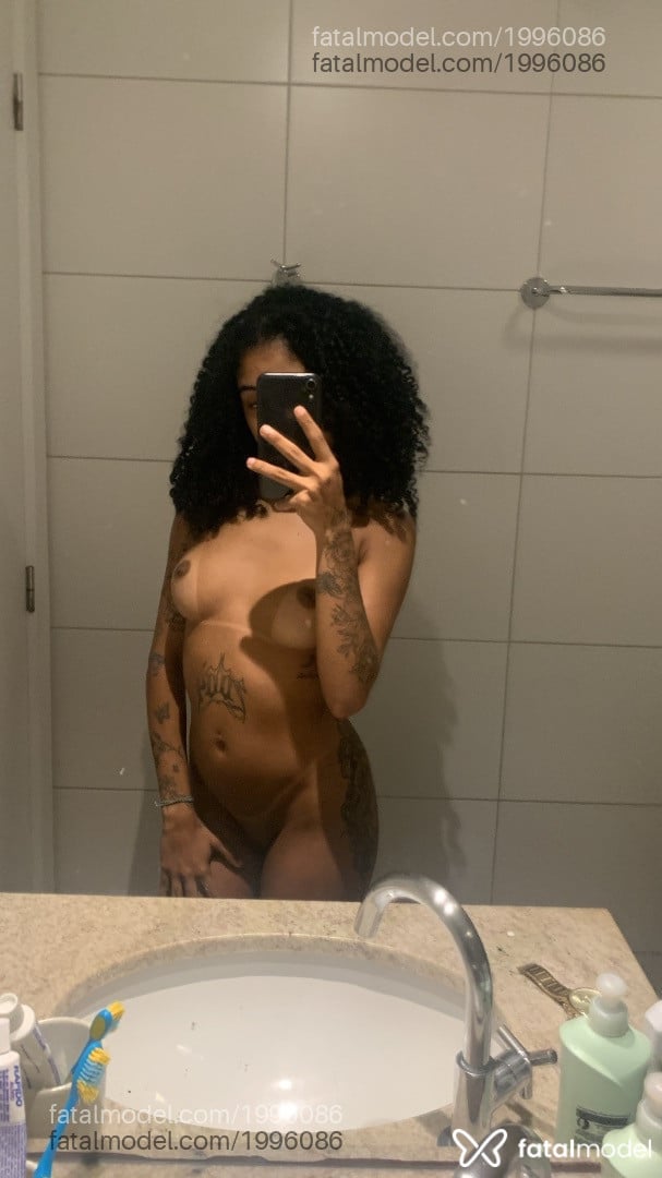Acompanhante mulher com cabelo castanho de olhos pretos - Jade Acompanhante mulher com cabelo castanho de olhos pretos - Jade