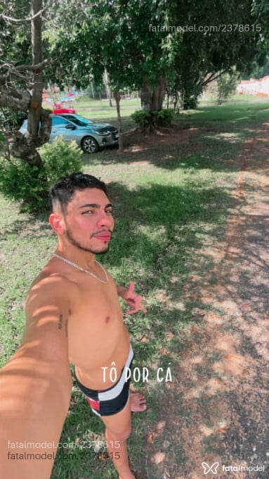 Acompanhante homem com cabelo castanho de olhos castanhos - Pedro