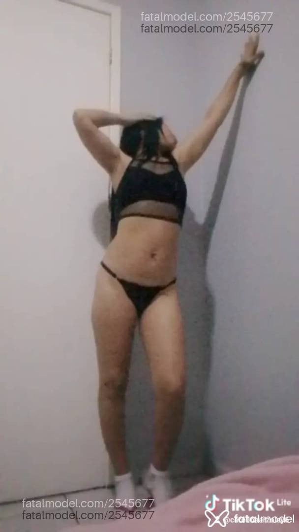 Acompanhante mulher com cabelo castanho de olhos verdes - Carol