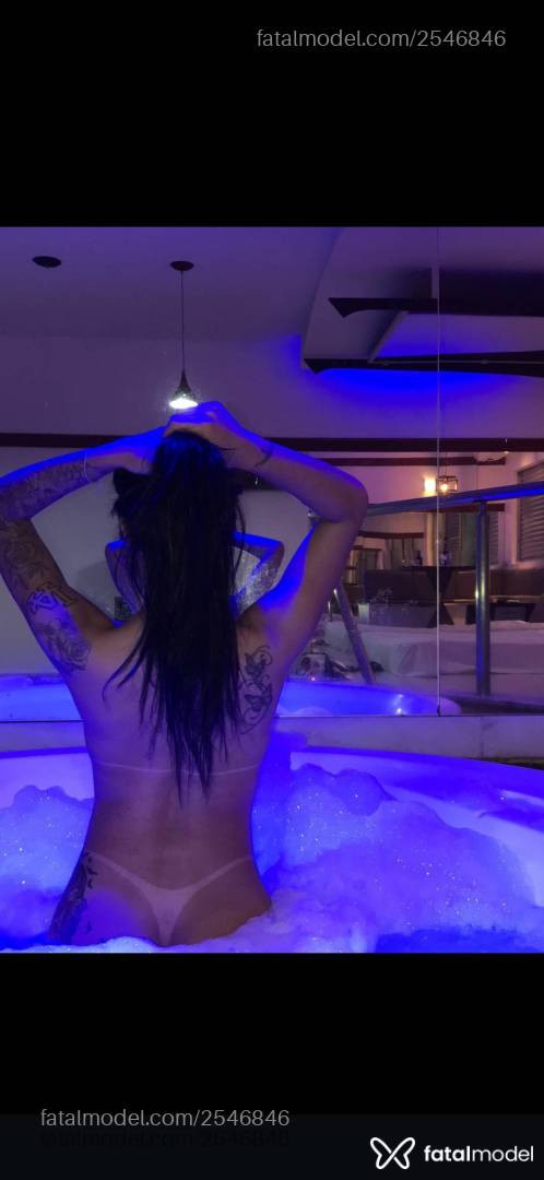 Acompanhante mulher com cabelo castanho de olhos cinza - Lua Khalifa
