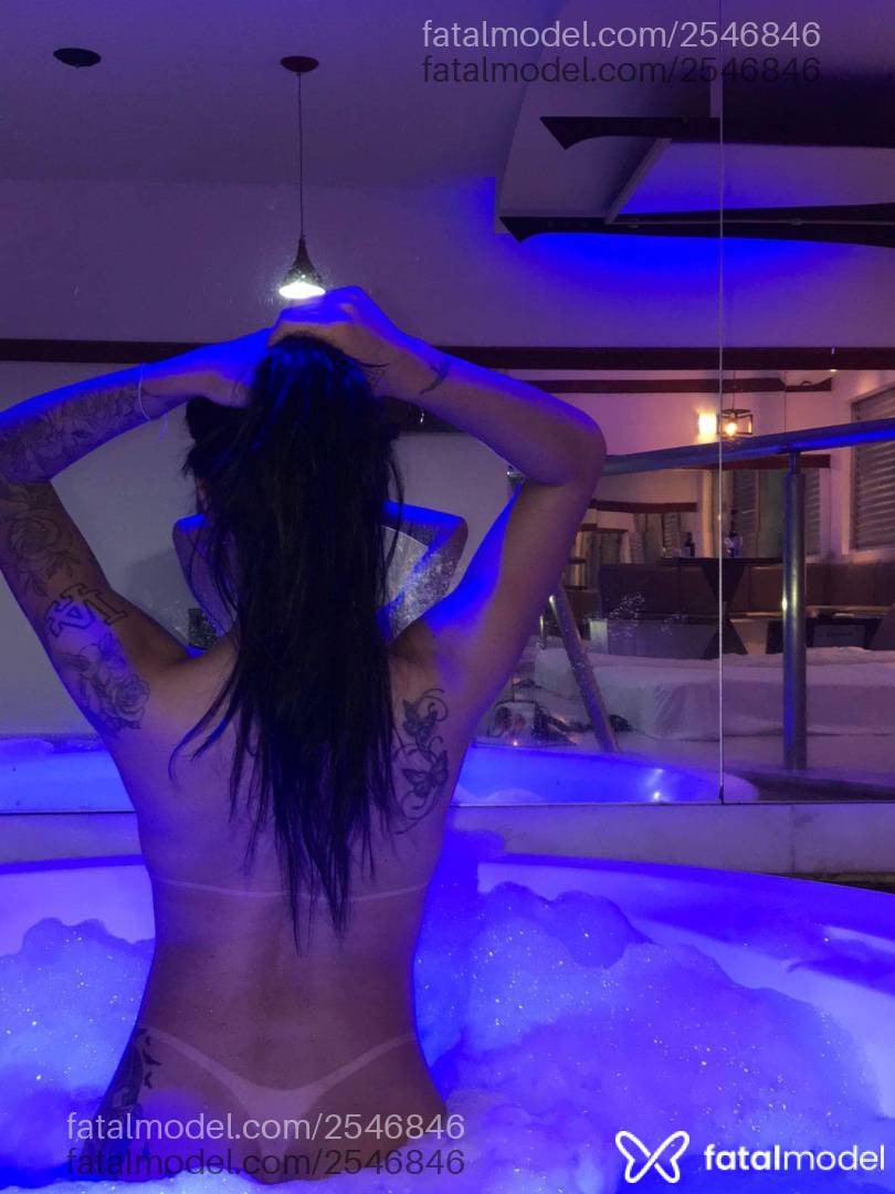 Acompanhante mulher com cabelo castanho de olhos cinza - Lua Khalifa
