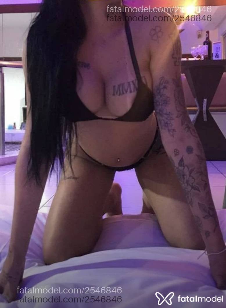 Acompanhante mulher com cabelo castanho de olhos cinza - Lua Khalifa