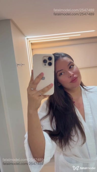 Acompanhante mulher com cabelo castanho de olhos castanhos em Paranavaí Acompanhante mulher com cabelo castanho de olhos castanhos em Paranavaí - Melissa Santos