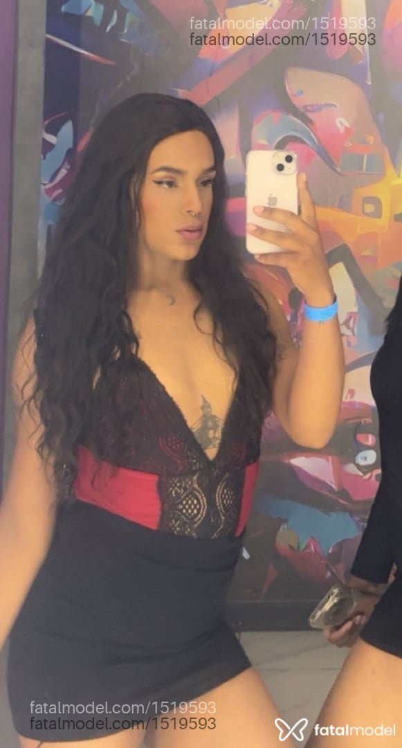 Acompanhante mulher trans com cabelo castanho de olhos castanhos em Bombinhas - Lyrena