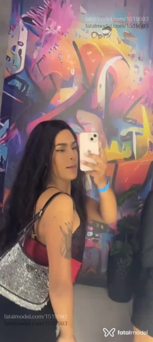 Acompanhante mulher trans com cabelo castanho de olhos castanhos em Bombinhas - Lyrena