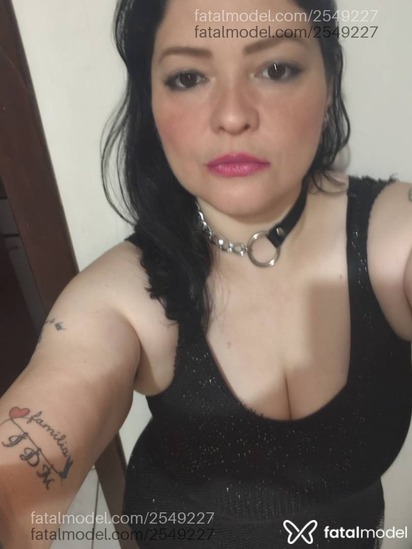Acompanhante mulher com cabelo colorido de olhos castanhos - Bianca Baccari