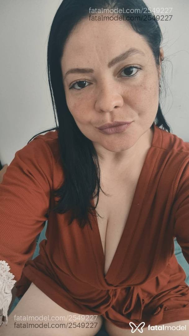 Acompanhante mulher com cabelo colorido de olhos castanhos - Bianca Baccari