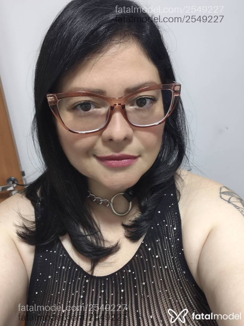 Acompanhante mulher com cabelo colorido de olhos castanhos - Bianca Baccari