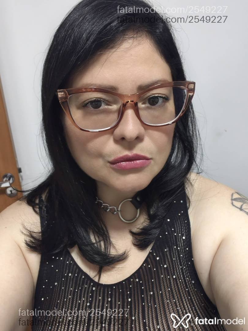 Acompanhante mulher com cabelo colorido de olhos castanhos - Bianca Baccari