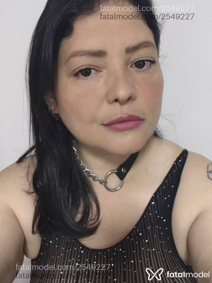 Acompanhante mulher com cabelo colorido de olhos castanhos - Bianca Baccari