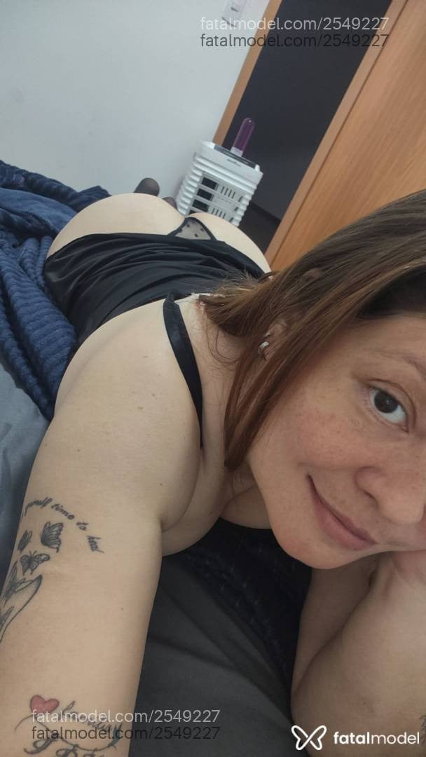 Acompanhante mulher com cabelo colorido de olhos castanhos - Bianca Baccari