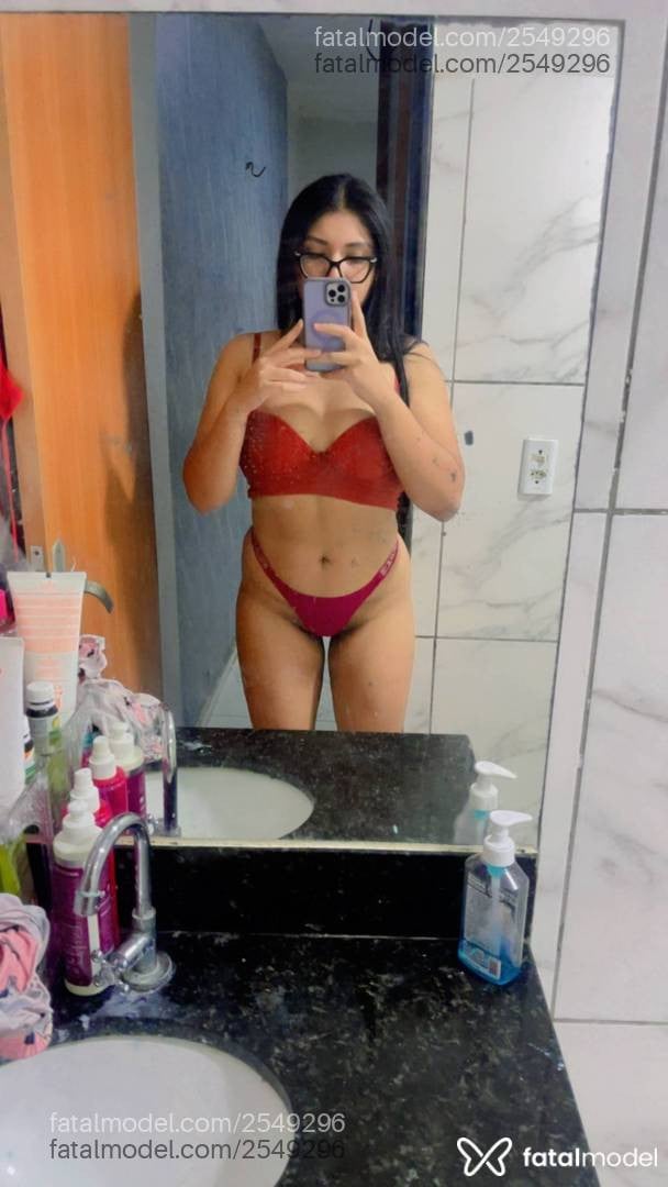 Acompanhante mulher morena (o) de olhos pretos - Carla
