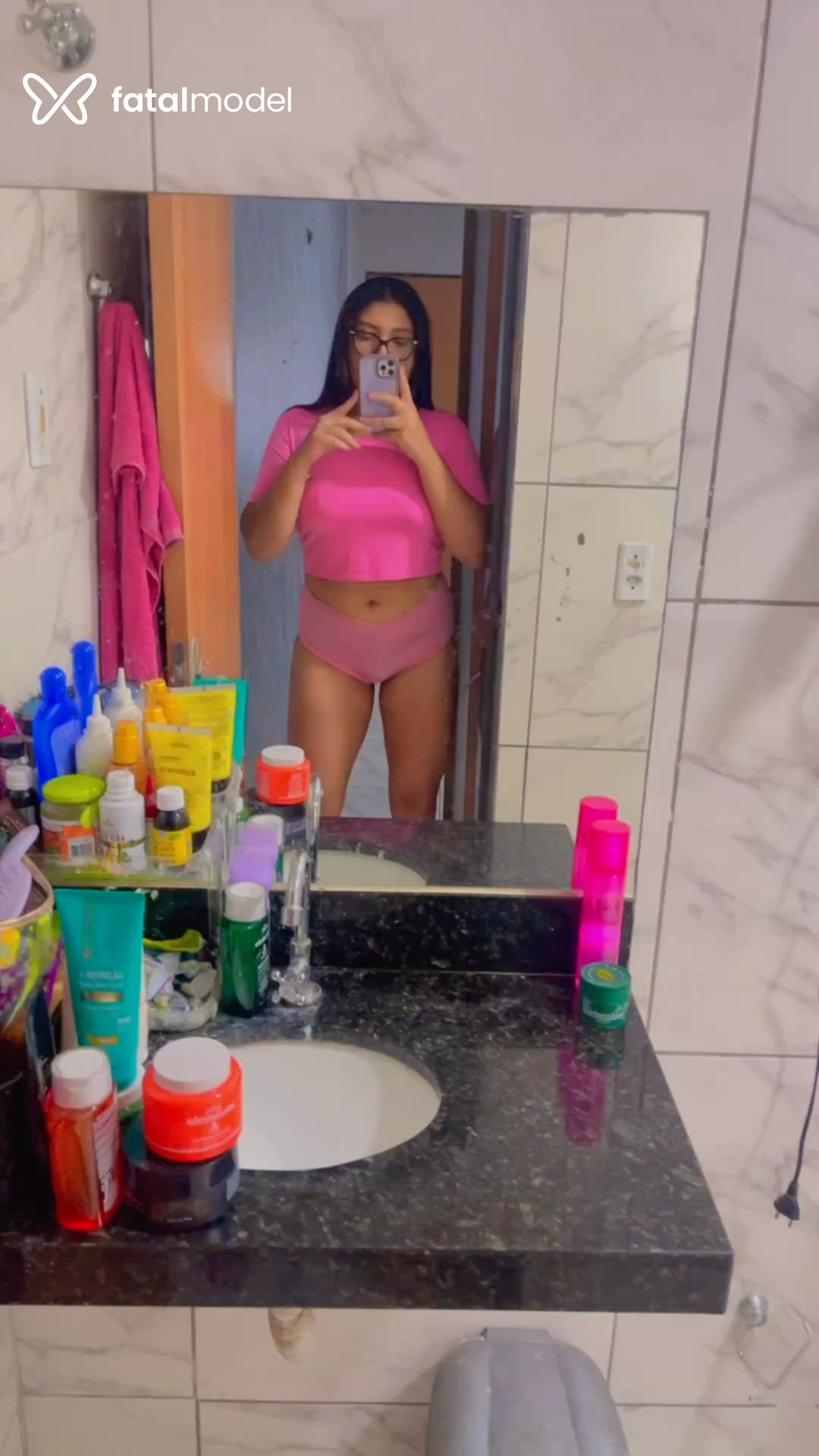 Acompanhante mulher morena (o) de olhos pretos em Virtual Acompanhante mulher morena (o) de olhos pretos em Virtual - Carla