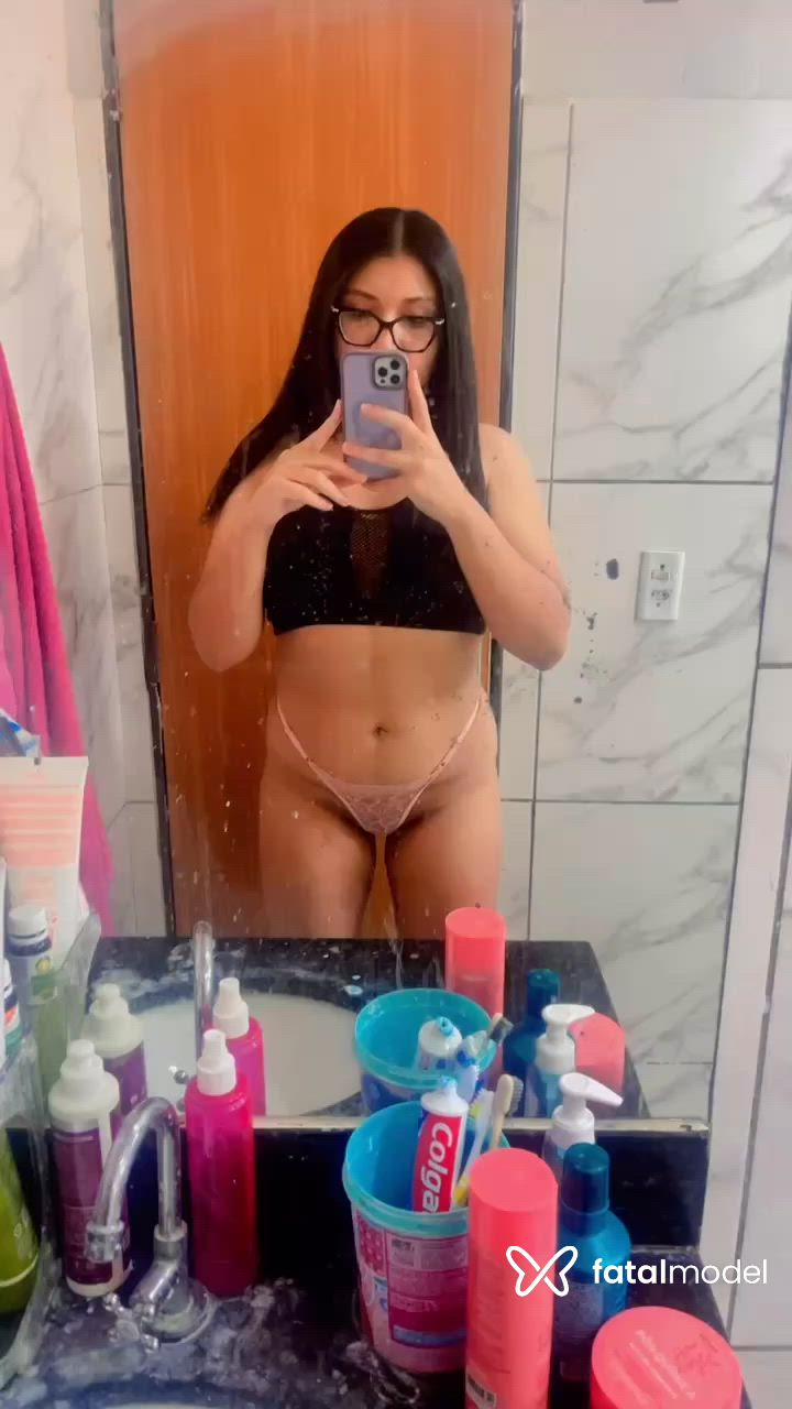 Acompanhante mulher morena (o) de olhos pretos - Carla