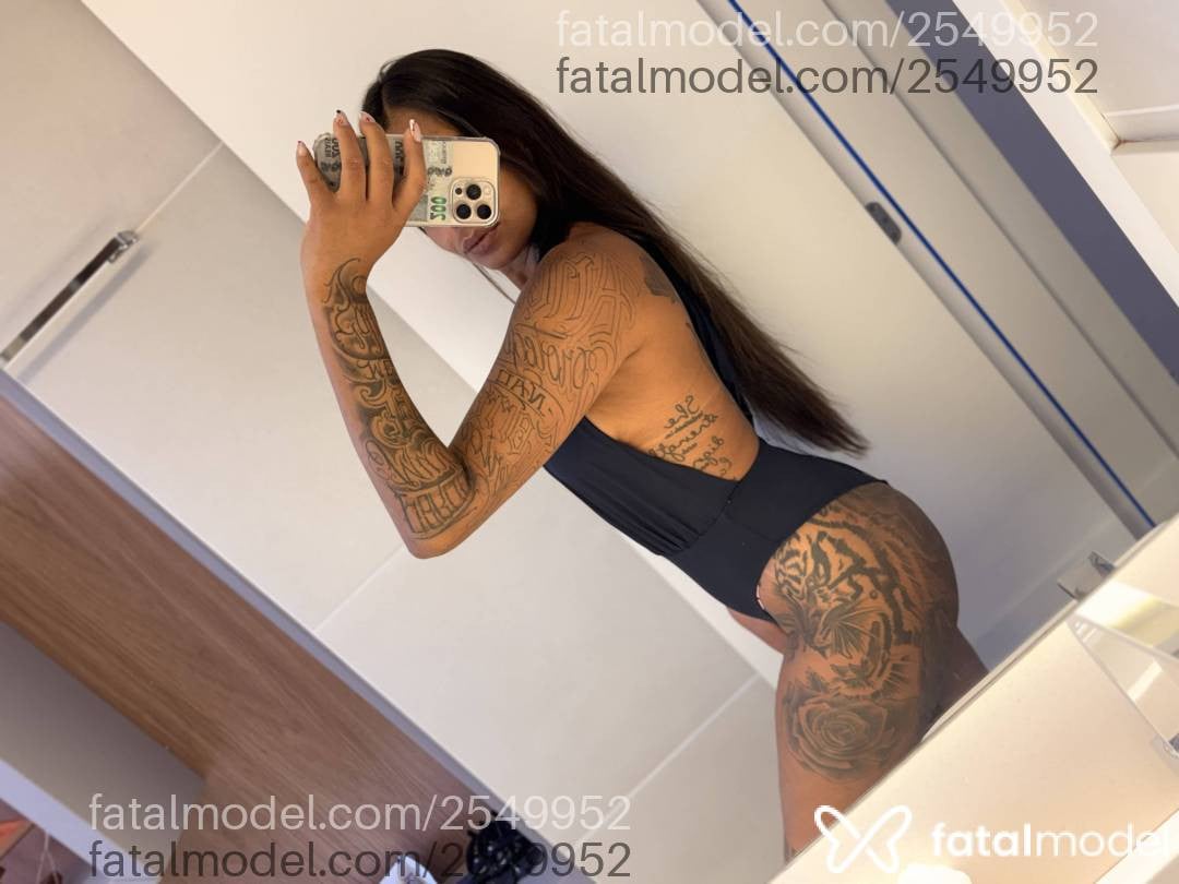 Acompanhante mulher com cabelo castanho de olhos mel em Tubarão - Mel