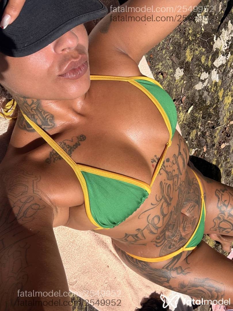 Acompanhante mulher com cabelo castanho de olhos mel em Tubarão - Mel