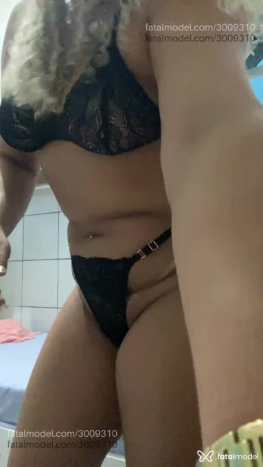 Acompanhante mulher com cabelo colorido de olhos castanhos - Moniki Acompanhante mulher com cabelo colorido de olhos castanhos - Moniki